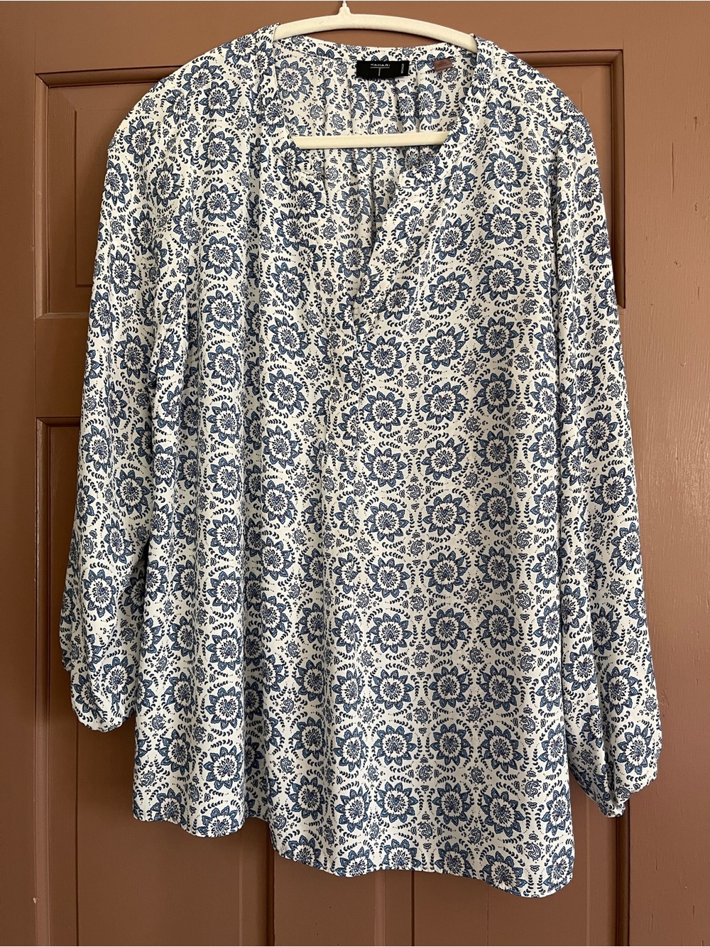 Tahari 1x Blue White Patterned V-Neck Placket Blouse Full Length Elastic Sleeve